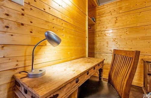 Midland House | 02-Private Cabin-Kitchenette, TV, Wifi & Breakfast
