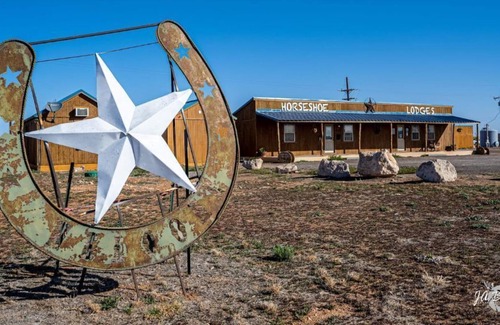 Midland House | 02-Private Cabin-Kitchenette, TV, Wifi & Breakfast