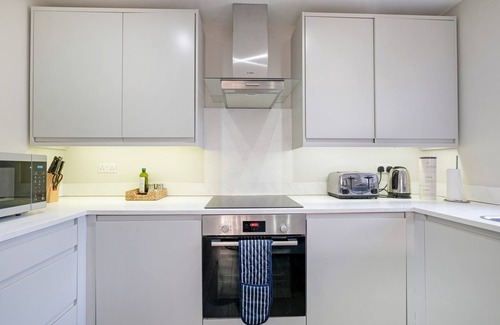 Shepperton Apartment | 03 - Crown Place 3 Bedroom 2 Bathroom Apartment