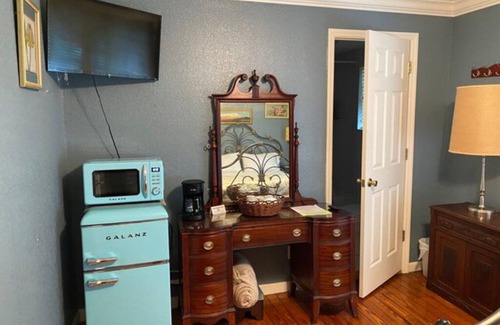Inglis Apartment | 03) The Sweet Bay Room