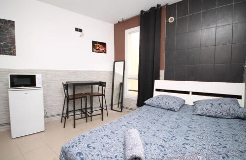 Saint-Denis Bed & Breakfast | 04 - Chambre avec lit double proche Paris et transports WIFI