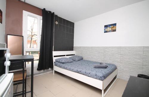 Saint-Denis Bed & Breakfast | 04 - Chambre avec lit double proche Paris et transports WIFI