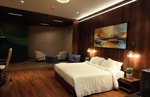 Nedumbassery Hotel | 0484 Aero Lounge - Terminal 2, Cochin Airport Hotel