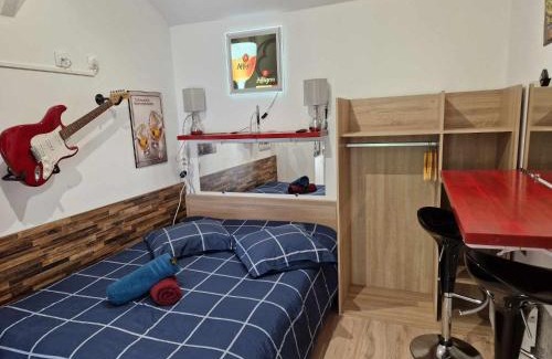 Razac-sur-l'Isle Apartment | 07 - Joli studio tout équipé avec clim, vue sur jardin, parking privatif gratuit, grand fourgon possible, tout le linge de maison est fourni