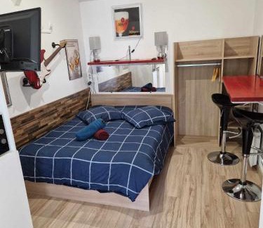 Razac-sur-l'Isle Apartment | 07 - Joli studio tout équipé avec clim, vue sur jardin, parking privatif gratuit, grand fourgon possible, tout le linge de maison est fourni
