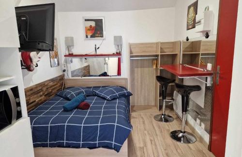 Razac-sur-l'Isle Apartment | 07 - Joli studio tout équipé avec clim, vue sur jardin, parking privatif gratuit, grand fourgon possible, tout le linge de maison est fourni