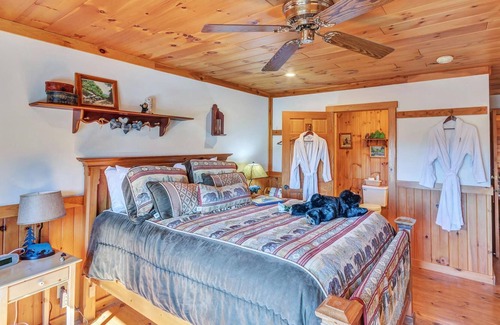Cabins House | 08) Cave Mountain Room