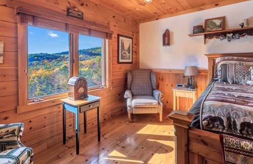 Cabins House | 08) Cave Mountain Room