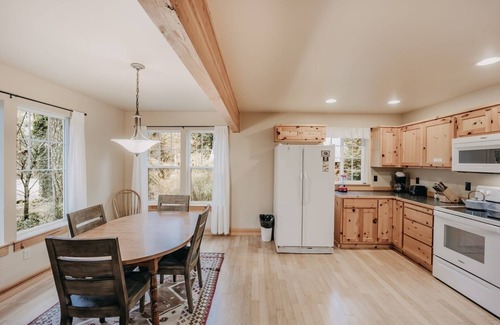 Warnick Cabin | 095GS - Hot Tub - WiFi - Pets Ok - Sleeps 4 by RedAwning