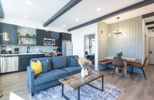 North Philadelphia West Apartment | 1/1 Across from Fairmount Park | 10 mins to DT (D)