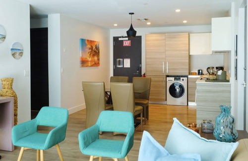 Hollywood Lakes Condo | 1/1 Deluxe CONDO/Walk to Hollywood BEACH/Rooftop POOL and JACUZZI/24hr GYM