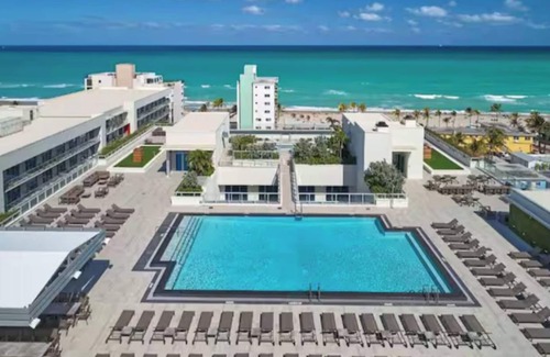 Hollywood Lakes Condo | 1/1 Deluxe CONDO/Walk to Hollywood BEACH/Rooftop POOL and JACUZZI/24hr GYM