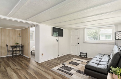 Downtown Apartment | 1/1 Guesthouse - Pets Welcome