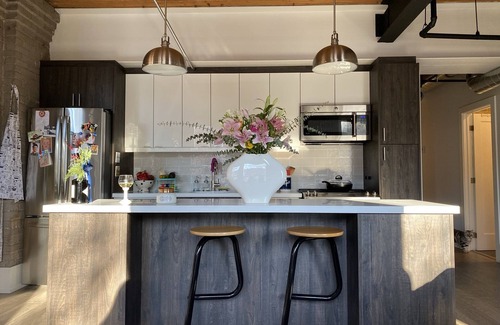 Parkdale Apartment | 1+1 heritage loft in trendy dt Toronto