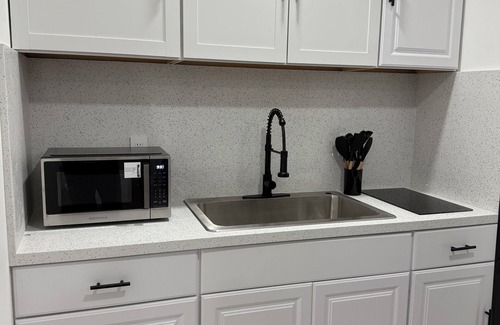 Pembroke Pines Apartment | 1/1 Studio in Pembroke Pines. Close to Beaches, Airports, & Stadium’s. W/Patio