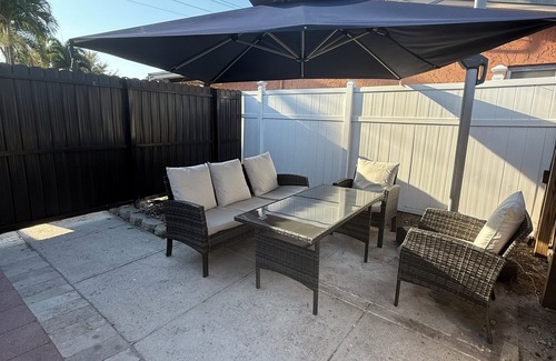 Pembroke Pines Apartment | 1/1 Studio in Pembroke Pines. Close to Beaches, Airports, & Stadium’s. W/Patio