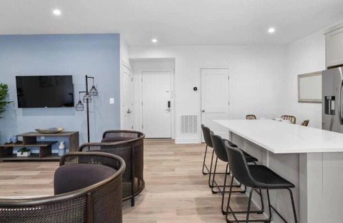 Old Town Alexandria Apartment | ★1/2 Block from King Street, King Bed In the ♥ of Old Town ~ Free Parking★