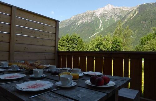 Chamonix City Centre Ski Chalet | 1/2 Chalet close to the center, quiet, private parking, 4 bedrooms 2 bathrooms