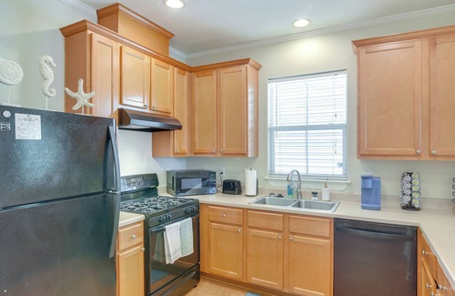 Galveston Cottage | 1/2 Mi to Galveston Beach Seawall: Retreat w/ Pool