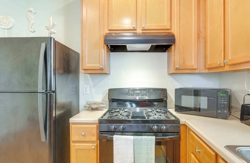 Galveston Cottage | 1/2 Mi to Galveston Beach Seawall: Retreat w/ Pool