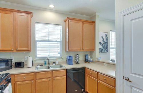 Galveston Cottage | 1/2 Mi to Galveston Beach Seawall: Retreat w/ Pool