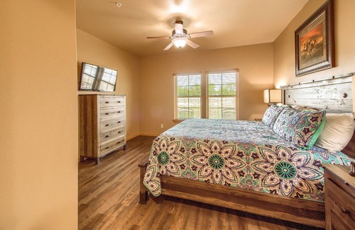 Gruene Condo | 1/2 mile to Gruene Hall and Shops! Dance the night away!