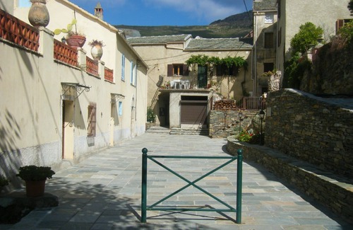 Ogliastro Apartment | 1.5 km from the sea apartment in a house with character