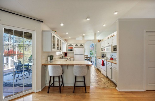 Grants Pass House | 1 Acre with a seasonal creek. 3 min to I5 freeway. 8 Minutes to the Rogue River
