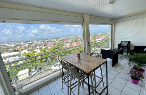 Fort-de-France Apartment | 1 air-conditioned room, fiber wifi , ses view , ⍴ᥲrk᰻ᥒg free, no ᥎᰻s ᥲ̀ ᥎᰻s