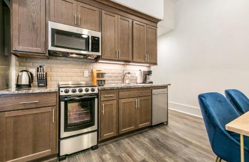 Central Business District Apartment | 1 and 2 BR Private Condos Steps Away From French Quarter