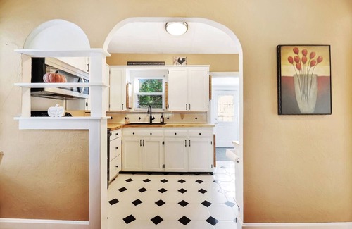 Sunnyside House | 1 BD with Fully Fenced Yard! ~Bluebird Retreat~
