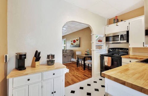 Sunnyside House | 1 BD with Fully Fenced Yard! ~Bluebird Retreat~