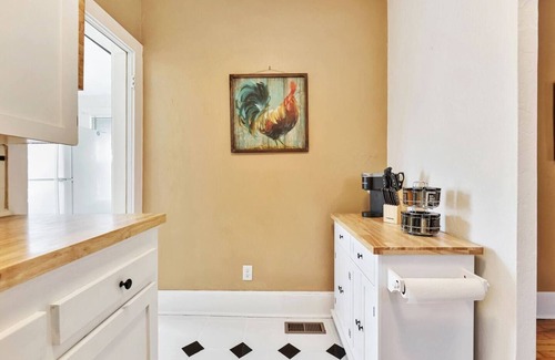 Sunnyside House | 1 BD with Fully Fenced Yard! ~Bluebird Retreat~