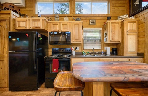 Broken Bow Cabin | 1 bdr + loft brand new tiny home w/hot tub by a seasonal creek