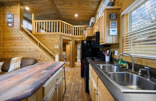 Broken Bow Cabin | 1 bdr + loft brand new tiny home w/hot tub by a seasonal creek