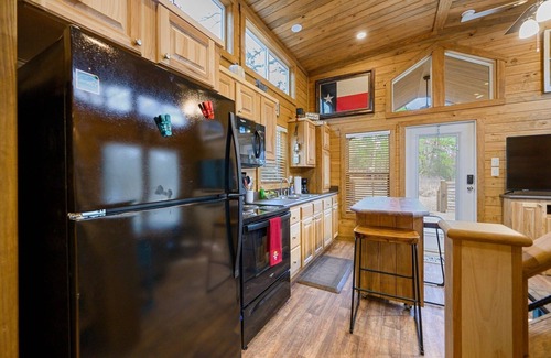 Broken Bow Cabin | 1 bdr + loft brand new tiny home w/hot tub by a seasonal creek