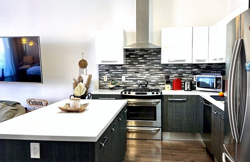 Downtown Long Beach Condo | 1- Bdr Penthouse | Patio | Close to the beach★ ★