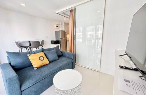 Kram Condo | 1 bdrm 1 living room, Pool view balcony, Wi-Fi and Kitchen, 2 mins to the beach