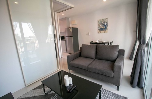 Kram Condo | 1 bdrm 1bath modern style, 2 minutes to the beach, High speed Wi-Fi