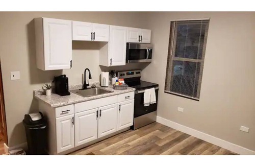 Quincy Apartment | 1 bdrm apt sleeps 3, W/D, free parking, wi-fi