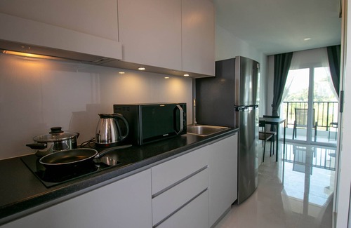 Kram Condo | 1 bdrm high floor, 2 minutes to the beach, Wi-Fi, Kitchen