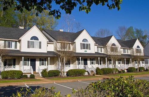 Berkeley Condo | 1 BDRM~ HISTORIC POWHATAN RESORT~ BUSCH GARDENS 8 MILES~ INDOOR/OUTDOOR POOLS