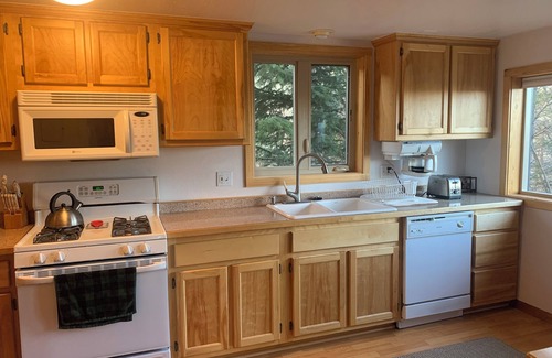 Homer House | 1 bed, 1 bath, breakfast included, full kitchen, washer/dryer, and rental car.n