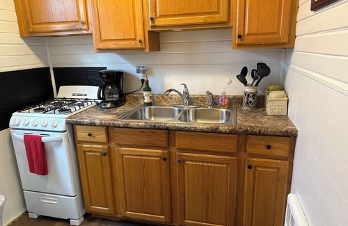 Beaverdale Apartment | 1 bed, 1 bath Central DM by VA Hospital North of Drake University No Stairs.