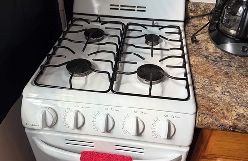 Beaverdale Apartment | 1 bed, 1 bath Central DM by VA Hospital North of Drake University No Stairs.