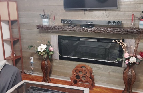 South Hyde Park House | 1 Bed/1 Bath near UMKC and The Plaza