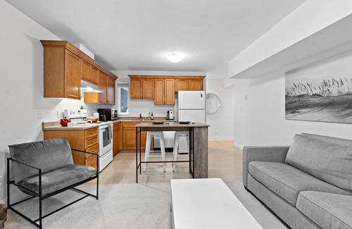 Pemberton Heights House | 1 bed, 1 bath suite with laundry, full kitchen, great neighbourhood.