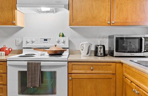 Pemberton Heights House | 1 bed, 1 bath suite with laundry, full kitchen, great neighbourhood.