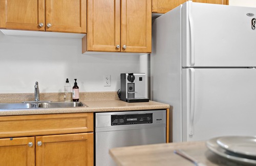 Pemberton Heights House | 1 bed, 1 bath suite with laundry, full kitchen, great neighbourhood.
