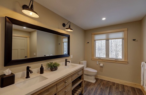 Sunapee Hotel | 1 Bed/2 Bath Suite #6 at The Lodge | Minutes from Sunapee Harbor & Mt. Sunapee